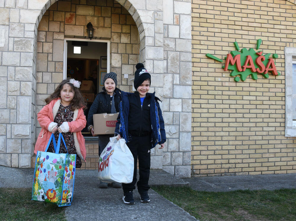 <p>Sve građanke i građani, ljudi dobre volje, koji žele da podrže akciju donacije mogu uplatiti na donatorski žiro-račun Vijesti u Hipotekarnoj banci broj: 520-5607-35</p>