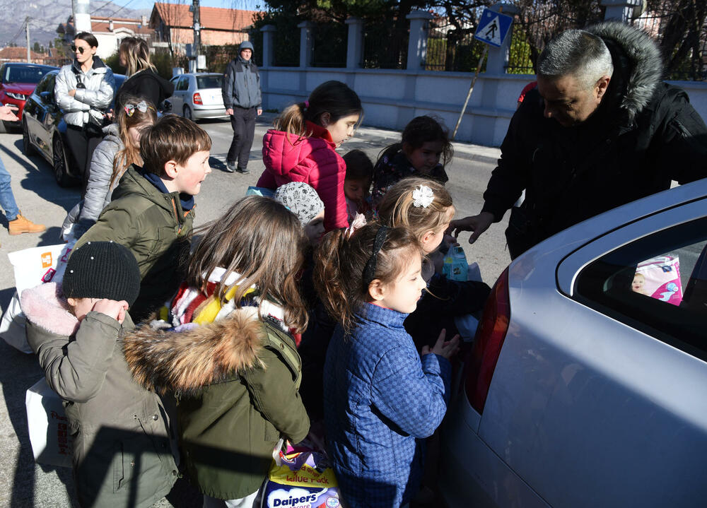 <p>Sve građanke i građani, ljudi dobre volje, koji žele da podrže akciju donacije mogu uplatiti na donatorski žiro-račun Vijesti u Hipotekarnoj banci broj: 520-5607-35</p>