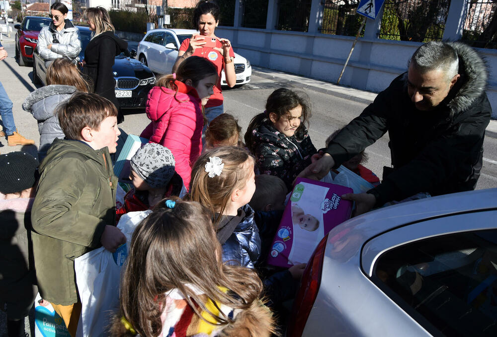 <p>Sve građanke i građani, ljudi dobre volje, koji žele da podrže akciju donacije mogu uplatiti na donatorski žiro-račun Vijesti u Hipotekarnoj banci broj: 520-5607-35</p>