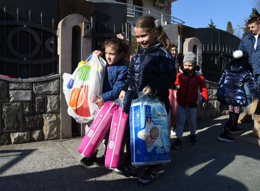 <p>Sve građanke i građani, ljudi dobre volje, koji žele da podrže akciju donacije mogu uplatiti na donatorski žiro-račun Vijesti u Hipotekarnoj banci broj: 520-5607-35</p>