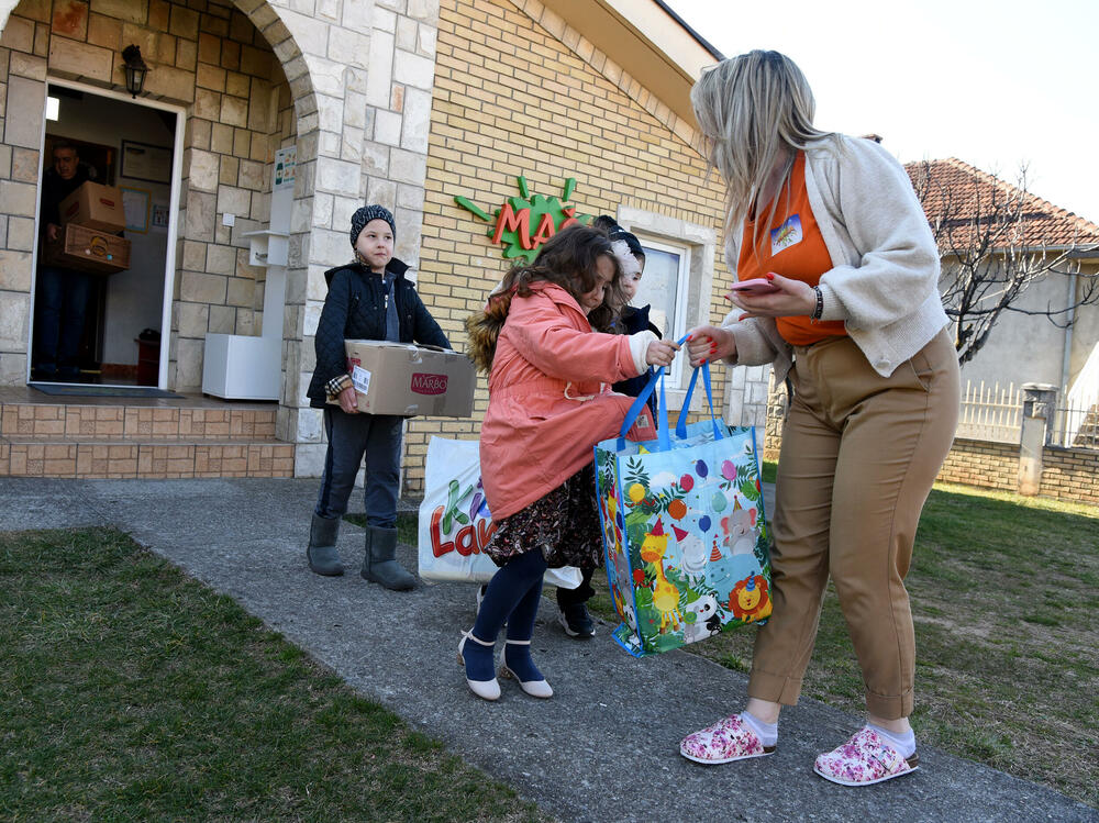 <p>Sve građanke i građani, ljudi dobre volje, koji žele da podrže akciju donacije mogu uplatiti na donatorski žiro-račun Vijesti u Hipotekarnoj banci broj: 520-5607-35</p>