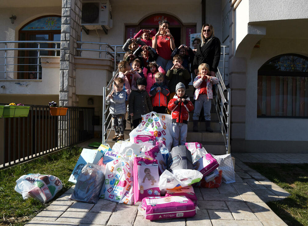 <p>Sve građanke i građani, ljudi dobre volje, koji žele da podrže akciju donacije mogu uplatiti na donatorski žiro-račun Vijesti u Hipotekarnoj banci broj: 520-5607-35</p>