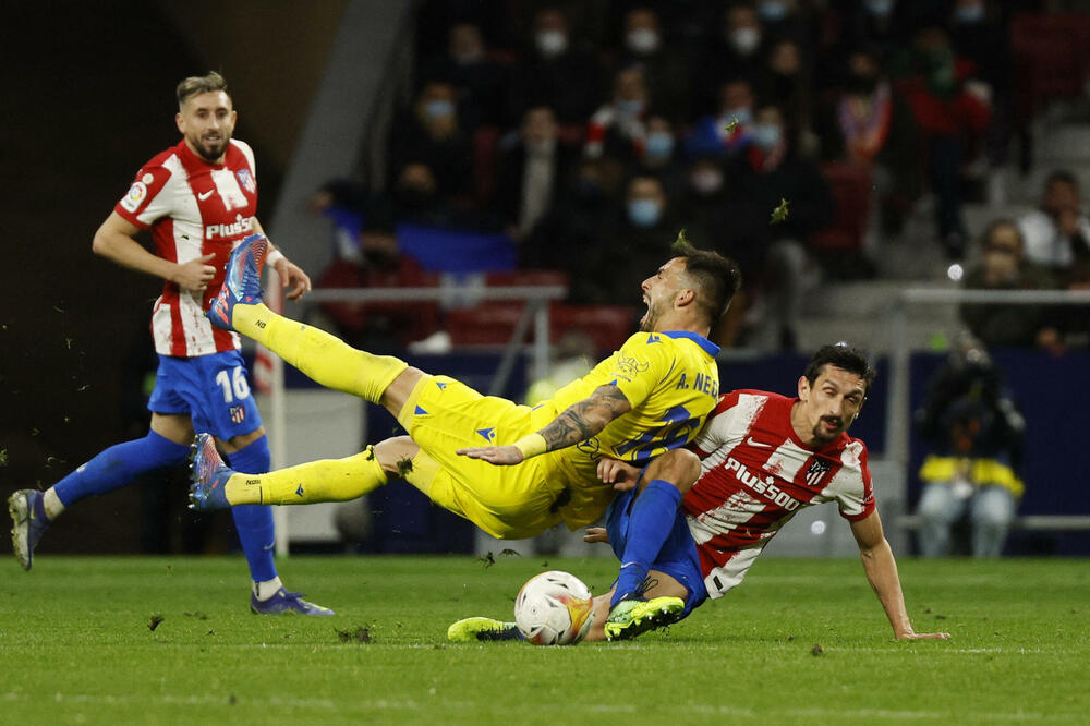 Savić u duelu sa Negredom, Foto: Reuters