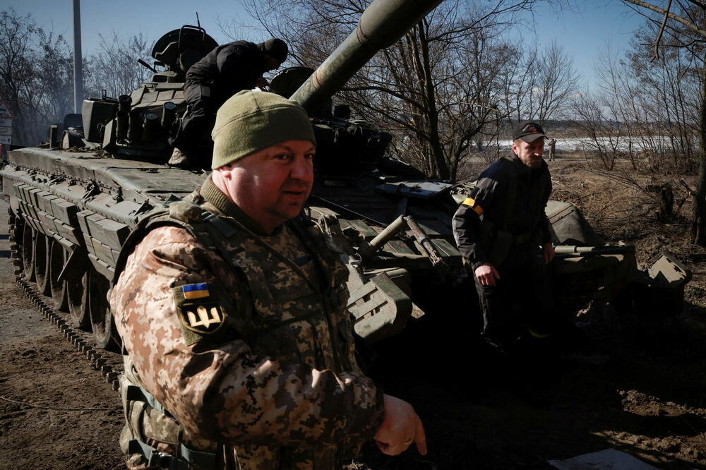 Ukrajinski vojnici ispred ruskog tenka koji su zarobili blizu Kijeva, Foto: THOMAS PETER