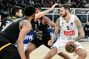 Budućnost u punoj „Morači” čuva mit i napada 2. mjesto