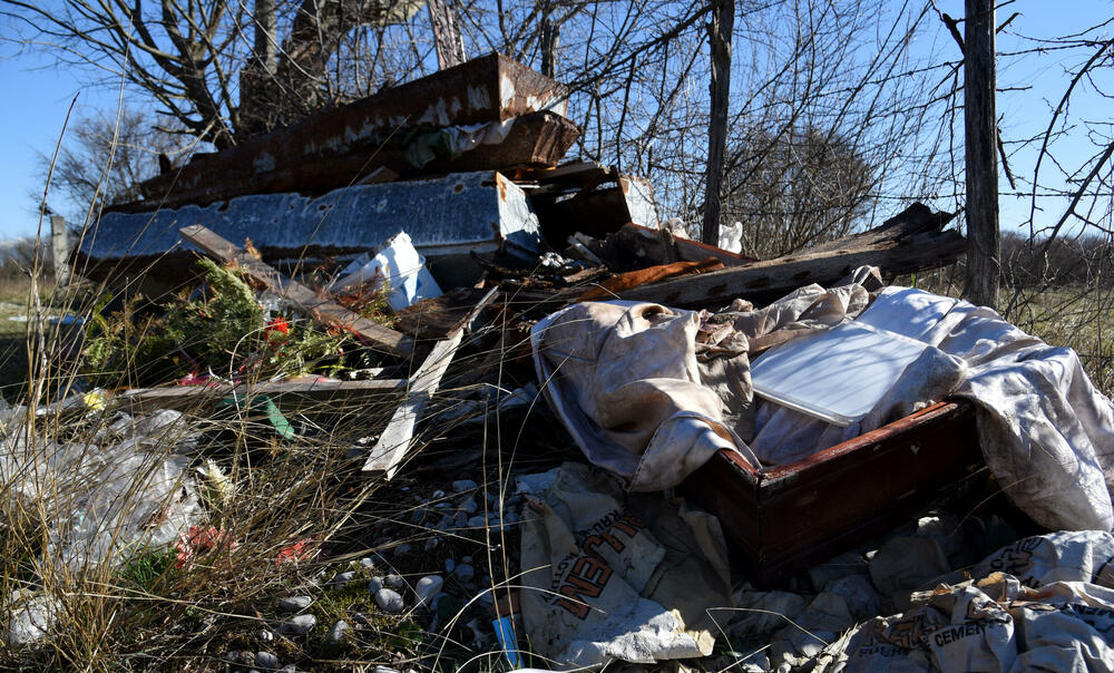 <p>"Dolaze od Žabljaka Crnojevića, koji je udaljen tri kilometra. To se sve dešava u zimskim mjesecima kada se nivo vode jezera podigne na Žabljaku Crnojevića, pa u potrazi za hranom noću upadaju u selo”</p>