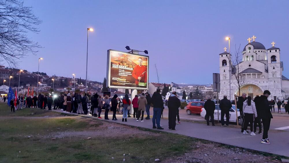 <p>Predsjednik Demokrata, Aleksa Bečić je kazao da onaj ko je tražio jedan koncept prije godinu i po, sada traži novi koncept, koncept sa DPS</p>