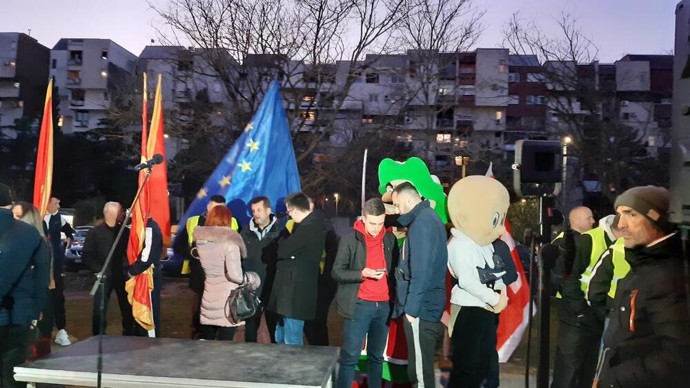 <p>Predsjednik Demokrata, Aleksa Bečić je kazao da onaj ko je tražio jedan koncept prije godinu i po, sada traži novi koncept, koncept sa DPS</p>