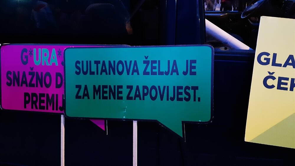 <p>Predsjednik Demokrata, Aleksa Bečić je kazao da onaj ko je tražio jedan koncept prije godinu i po, sada traži novi koncept, koncept sa DPS</p>