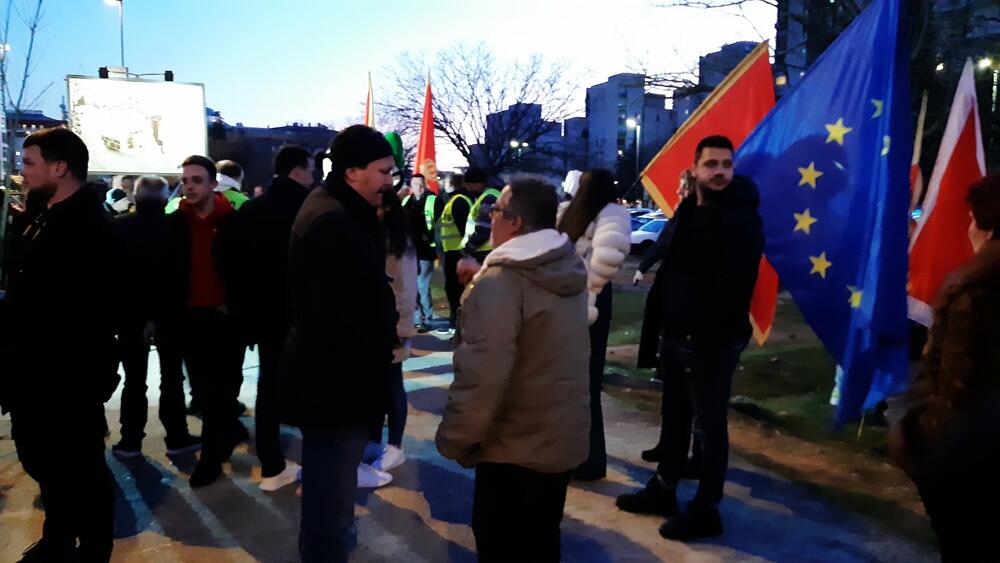 <p>Predsjednik Demokrata, Aleksa Bečić je kazao da onaj ko je tražio jedan koncept prije godinu i po, sada traži novi koncept, koncept sa DPS</p>