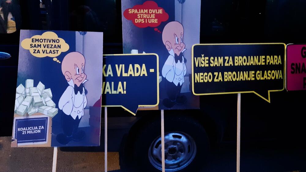 <p>Predsjednik Demokrata, Aleksa Bečić je kazao da onaj ko je tražio jedan koncept prije godinu i po, sada traži novi koncept, koncept sa DPS</p>