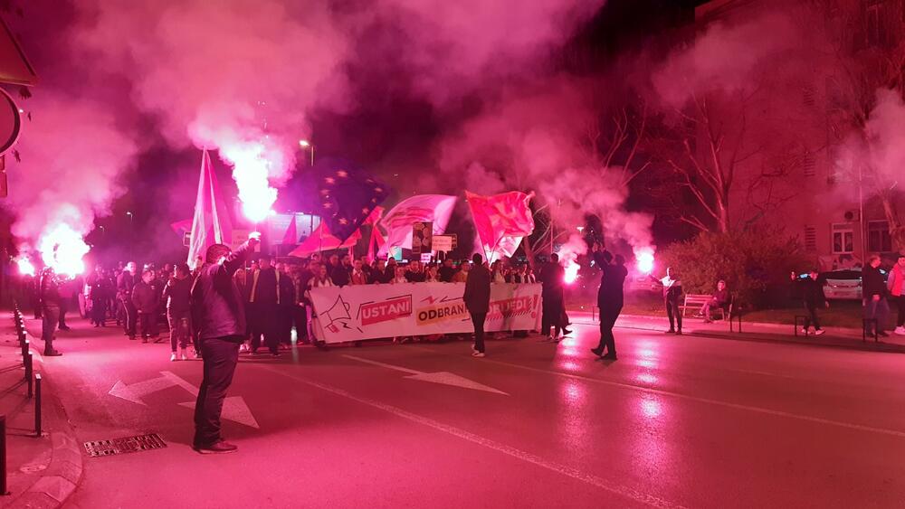 <p>Predsjednik Demokrata, Aleksa Bečić je kazao da onaj ko je tražio jedan koncept prije godinu i po, sada traži novi koncept, koncept sa DPS</p>