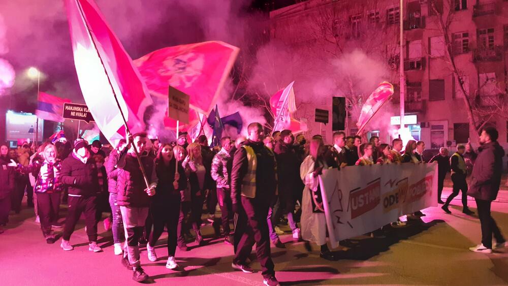 <p>Predsjednik Demokrata, Aleksa Bečić je kazao da onaj ko je tražio jedan koncept prije godinu i po, sada traži novi koncept, koncept sa DPS</p>