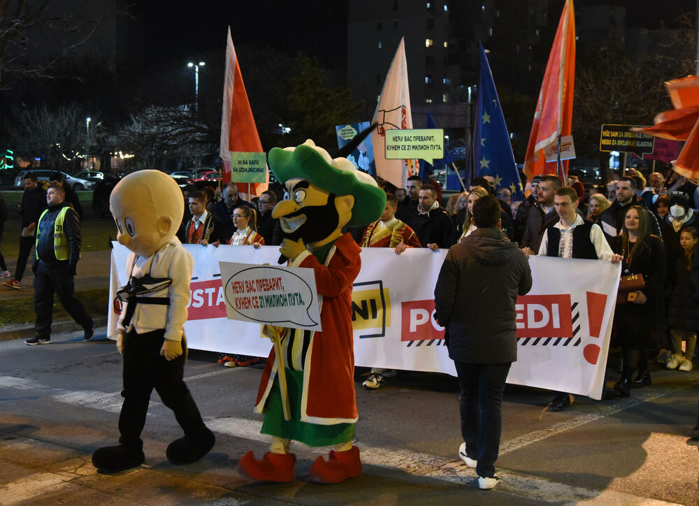 <p>Predsjednik Demokrata, Aleksa Bečić je kazao da onaj ko je tražio jedan koncept prije godinu i po, sada traži novi koncept, koncept sa DPS</p>