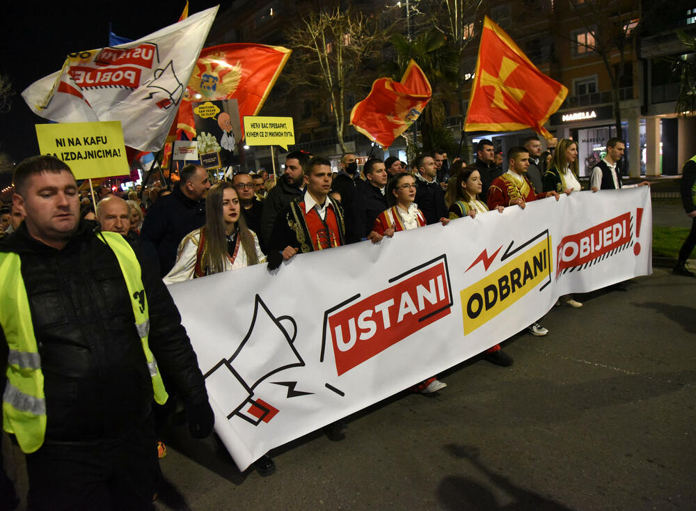 <p>Predsjednik Demokrata, Aleksa Bečić je kazao da onaj ko je tražio jedan koncept prije godinu i po, sada traži novi koncept, koncept sa DPS</p>