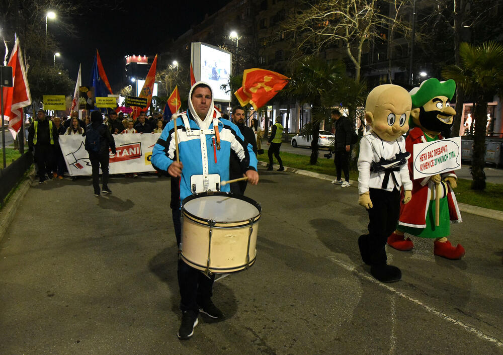 <p>Predsjednik Demokrata, Aleksa Bečić je kazao da onaj ko je tražio jedan koncept prije godinu i po, sada traži novi koncept, koncept sa DPS</p>