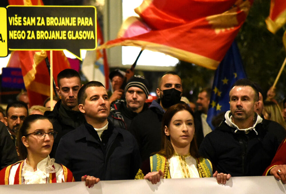 <p>Predsjednik Demokrata, Aleksa Bečić je kazao da onaj ko je tražio jedan koncept prije godinu i po, sada traži novi koncept, koncept sa DPS</p>