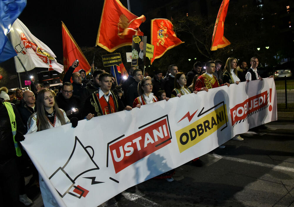 <p>Predsjednik Demokrata, Aleksa Bečić je kazao da onaj ko je tražio jedan koncept prije godinu i po, sada traži novi koncept, koncept sa DPS</p>