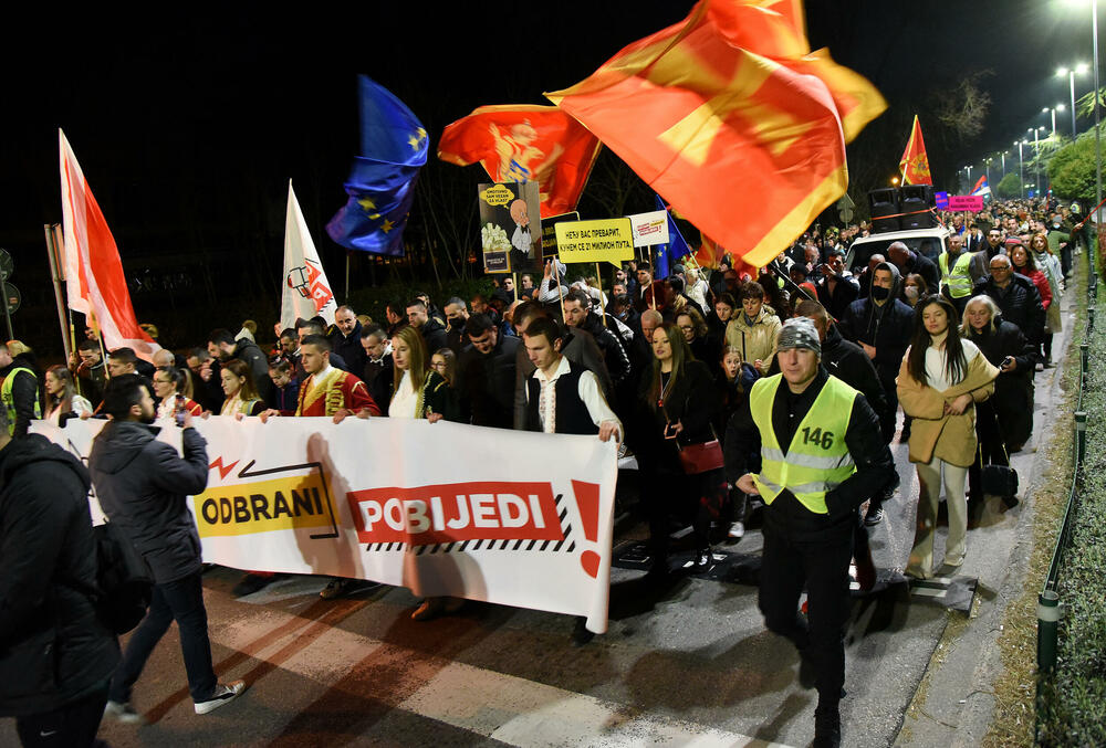 <p>Predsjednik Demokrata, Aleksa Bečić je kazao da onaj ko je tražio jedan koncept prije godinu i po, sada traži novi koncept, koncept sa DPS</p>