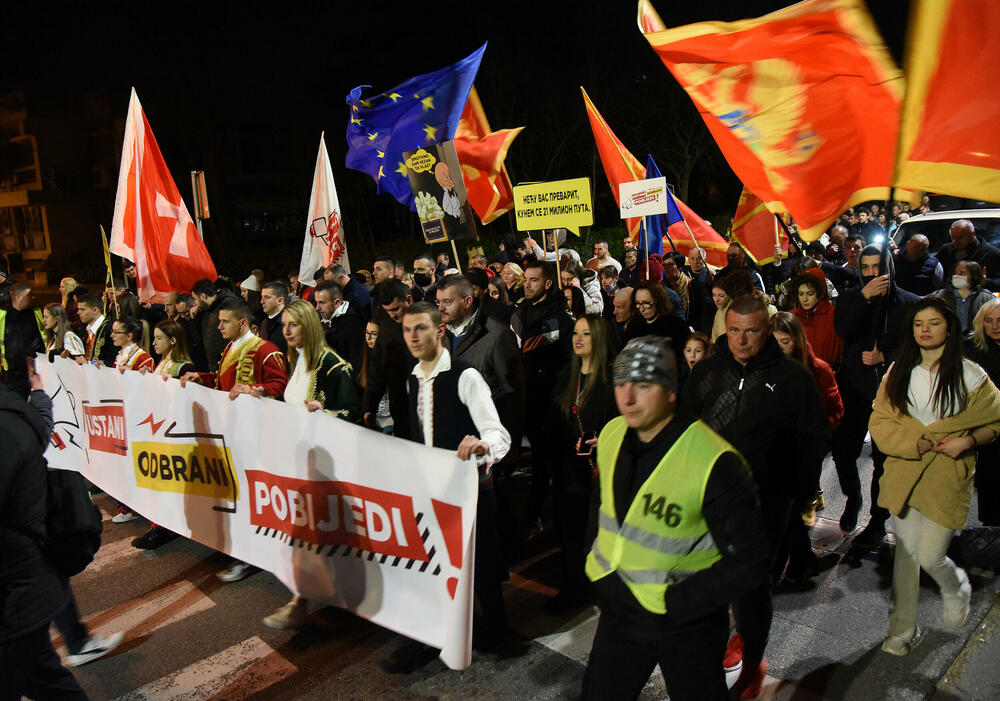<p>Predsjednik Demokrata, Aleksa Bečić je kazao da onaj ko je tražio jedan koncept prije godinu i po, sada traži novi koncept, koncept sa DPS</p>