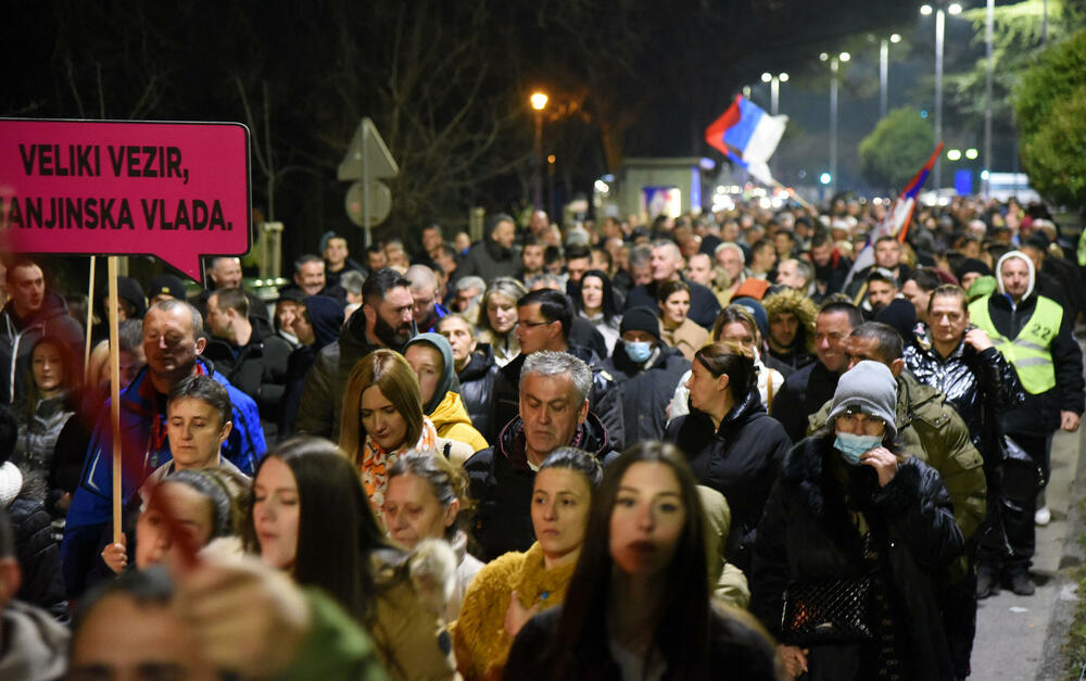 <p>Predsjednik Demokrata, Aleksa Bečić je kazao da onaj ko je tražio jedan koncept prije godinu i po, sada traži novi koncept, koncept sa DPS</p>