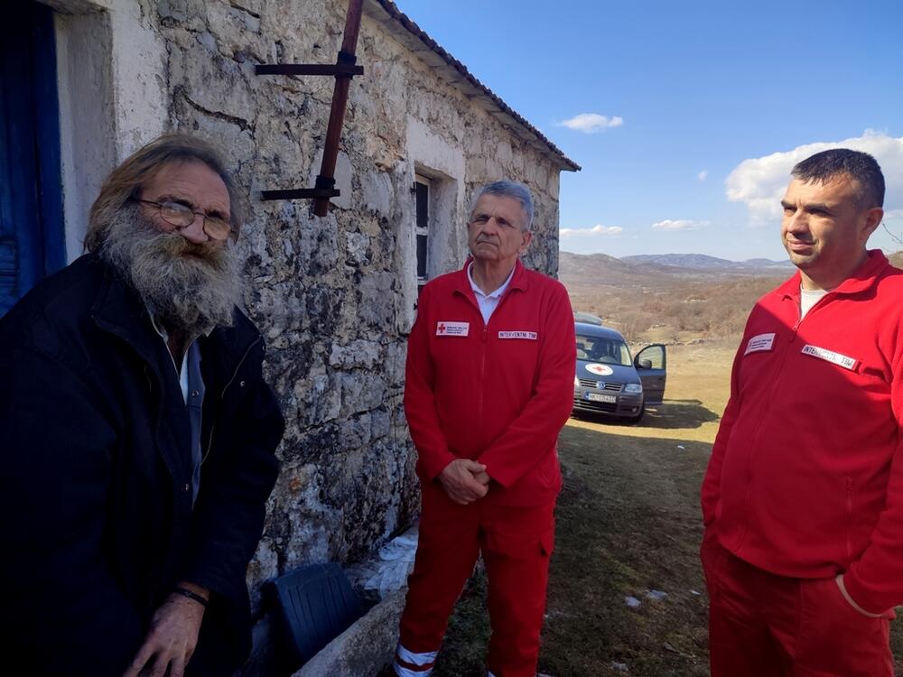 <p>A puno srce je i Mariji, Radu, Savi… kada im dođu ljudi velikog srca u crvenim prslucima</p>