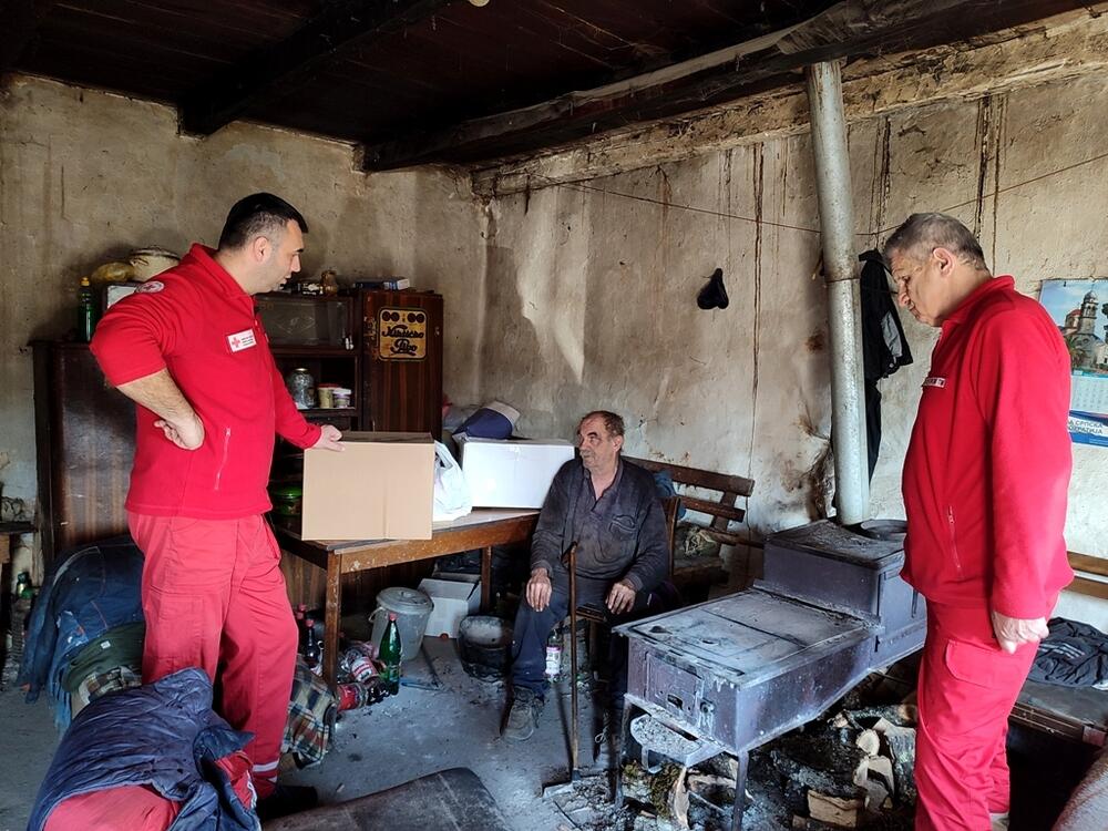 <p>A puno srce je i Mariji, Radu, Savi… kada im dođu ljudi velikog srca u crvenim prslucima</p>