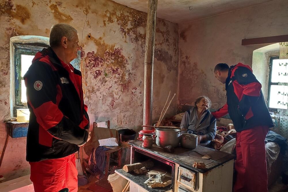 Volonteri kod bake Marije, Foto: Svetlana Mandić