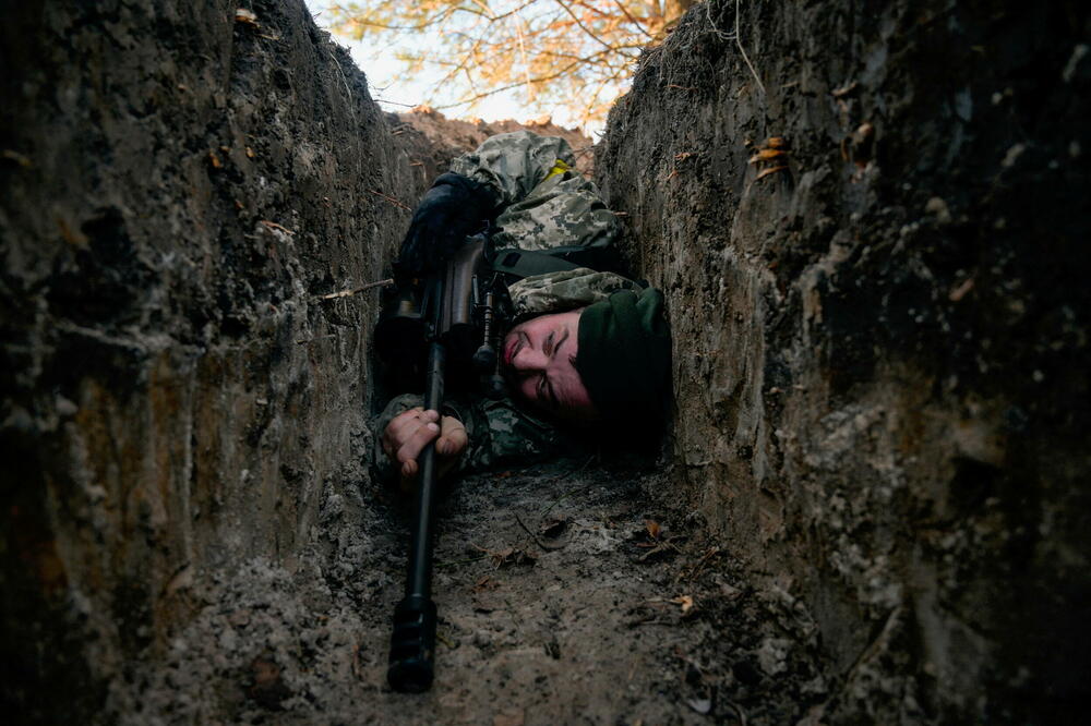 Ukrajinski vojnik u rovu kod Demidiva