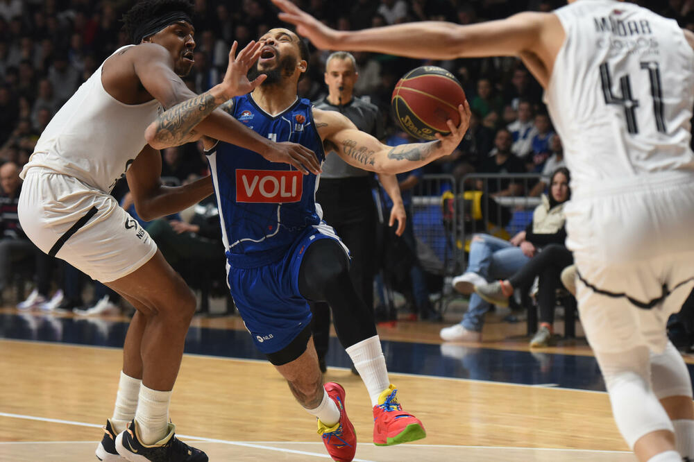 Bez pobjede protiv “vječitih rivala” ove sezone: Džastin Kobs u duelu sa Zekom Ledejom, Foto: KK Budućnost Voli