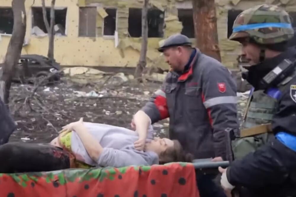 Ljudi nose trudnicu nakon bombardovanja, Foto: Screenshot/Youtube