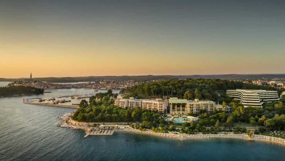 <p><em>Uz platu, Maistra organizuje i plaća smještaj svim zaposlenima kojima je isti potreban. Isto tako, zaposleni imaju pravo na dva topla obroka i naknadu za prevoz na posao. Isplaćuju se dodaci na platu, odnosno regres za godišnji odmor, novogodišnja i jubilarna nagrada, uz brojne druge pogodnosti. </em><em>Kompanija nudi odlične uslove na tržištu rada, o čemu svjedoči činjenica da uskoro kreće sa mjesečnom isplatom novčanih nagrada u neto iznosu u vrijednosti od 1.000 kuna (oko 130 eura).</em></p>