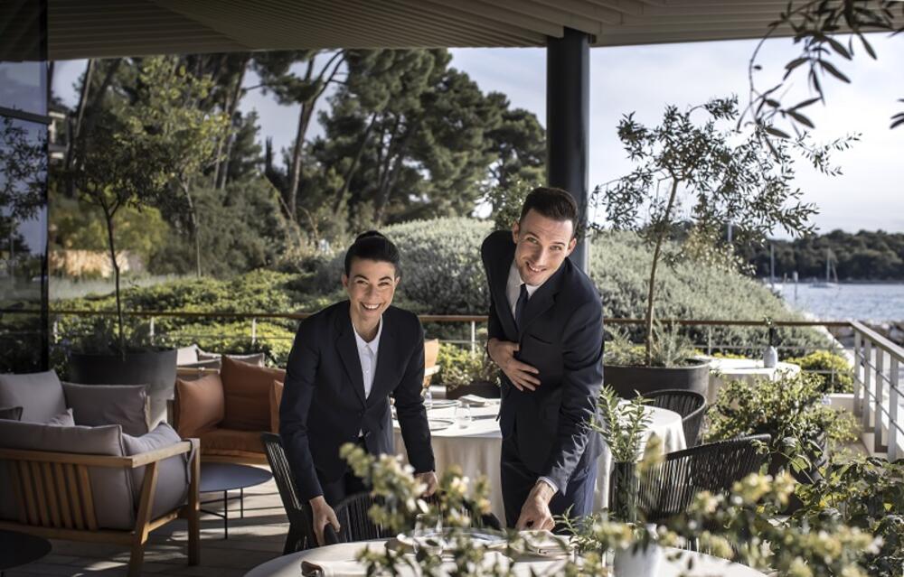 <p><em>Uz platu, Maistra organizuje i plaća smještaj svim zaposlenima kojima je isti potreban. Isto tako, zaposleni imaju pravo na dva topla obroka i naknadu za prevoz na posao. Isplaćuju se dodaci na platu, odnosno regres za godišnji odmor, novogodišnja i jubilarna nagrada, uz brojne druge pogodnosti. </em><em>Kompanija nudi odlične uslove na tržištu rada, o čemu svjedoči činjenica da uskoro kreće sa mjesečnom isplatom novčanih nagrada u neto iznosu u vrijednosti od 1.000 kuna (oko 130 eura).</em></p>