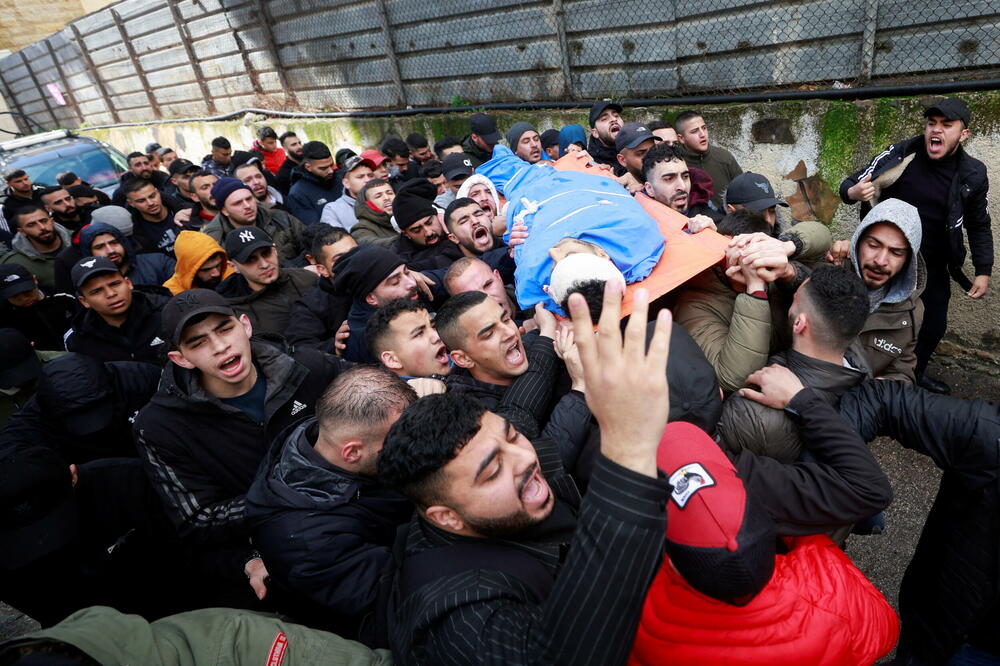 Ljudi nose tijelo ubijenog Ala Šihama, Foto: Reuters