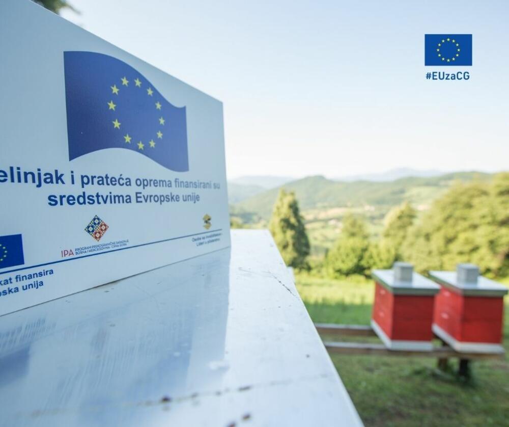 <p>Kako bi se korisnicima osigurao plasman proizvoda, u okviru projekta je napravljen i pogon za pakovanje meda. U skladu sa ciljem projekta i u pogonu su angažovane osobe sa invaliditetom.</p>