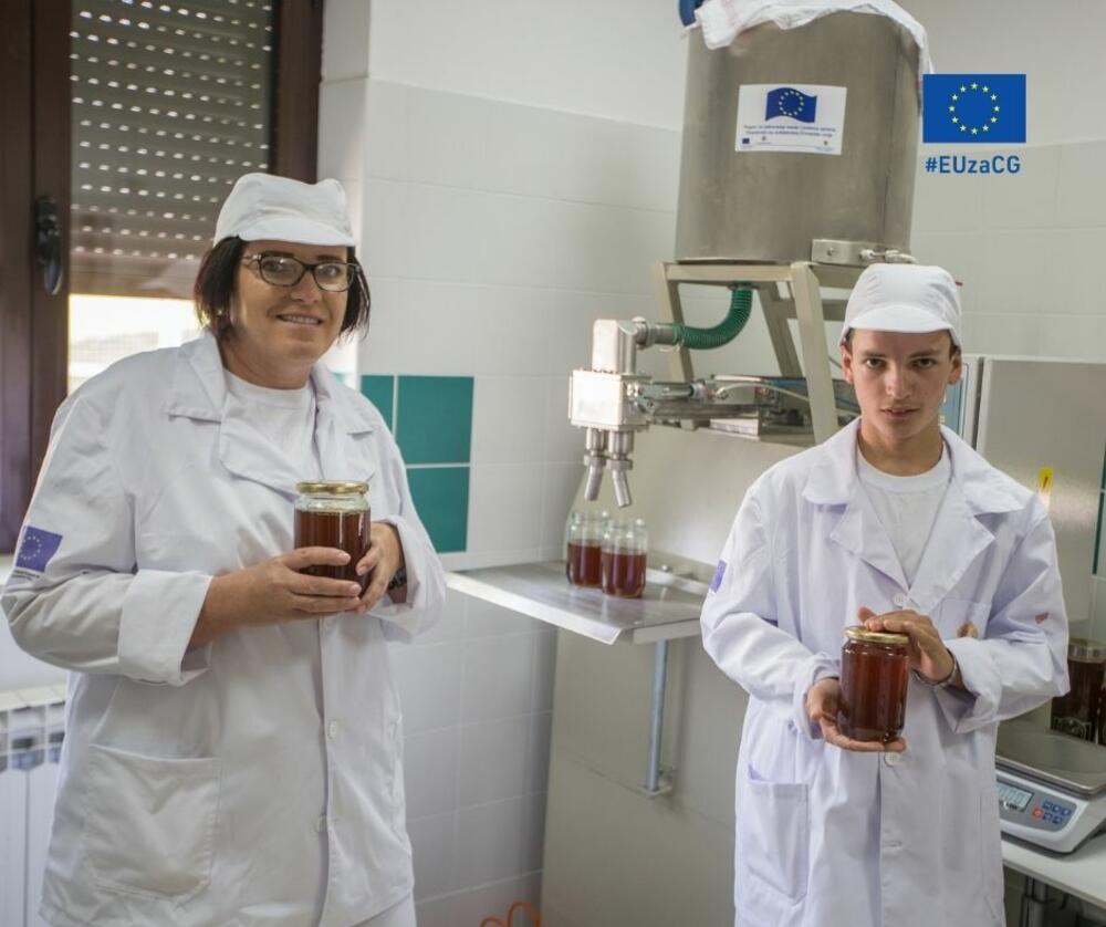 <p>Kako bi se korisnicima osigurao plasman proizvoda, u okviru projekta je napravljen i pogon za pakovanje meda. U skladu sa ciljem projekta i u pogonu su angažovane osobe sa invaliditetom.</p>