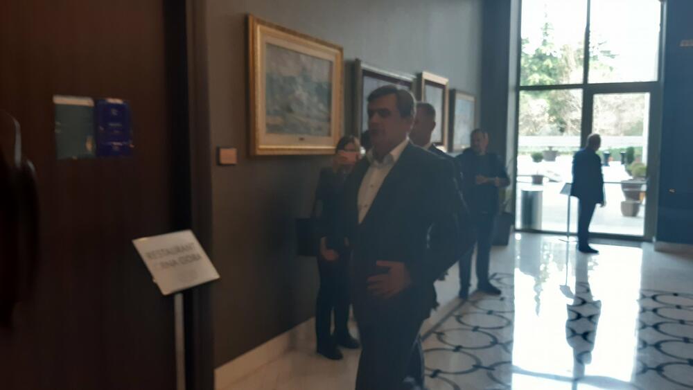 <p>Abazović prošle sedmice je najavio da će uskoro će biti spreman da poslanicima predstavi sastav nove vlade, a od predsjedavajućeg Skupštine Strahinje Bulajića očekuje da zakaže sjednicu, što on odbija, tražeći da se dogovor postigne u okviru postojeće većine</p>