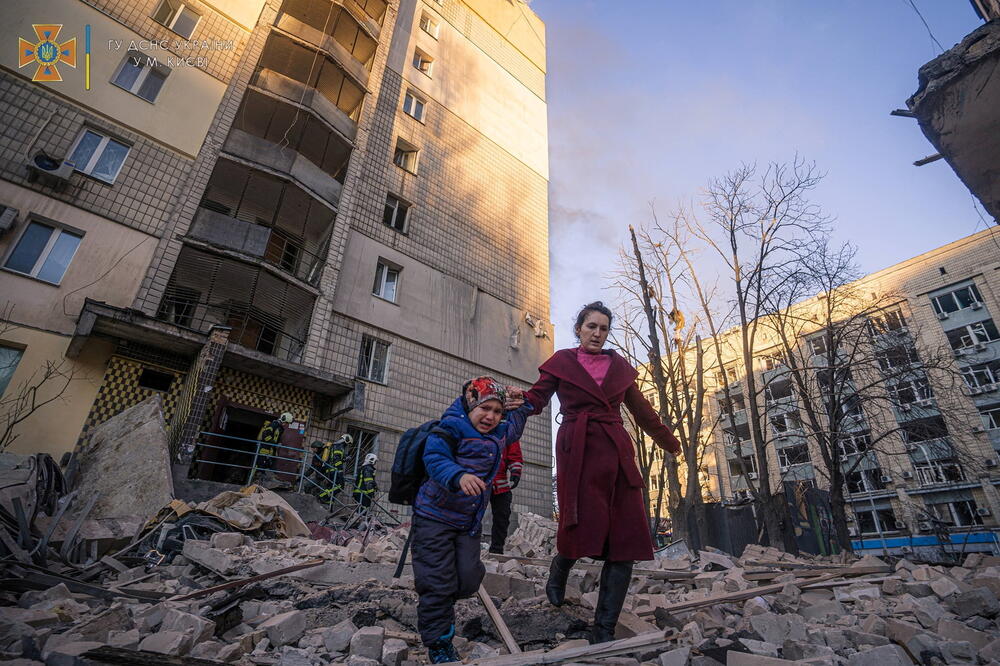 Evakuacija stambene zgrade u Kijevu, Foto: Rojters
