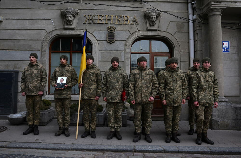 Ukrajinci vojnici odaju poštu stradalom saborcu