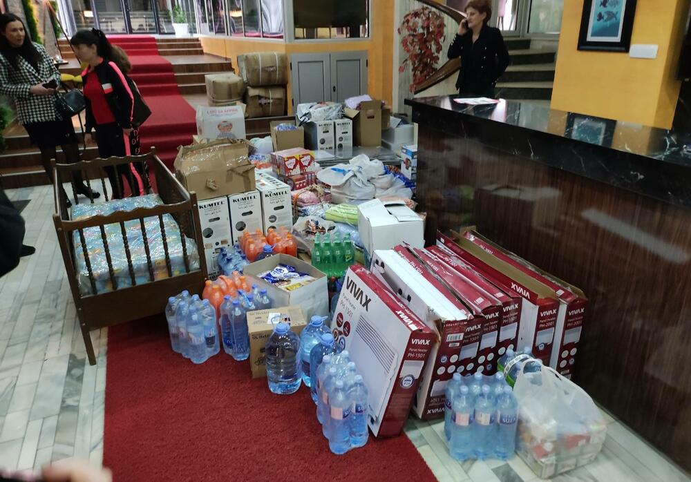 <p>"Danas smo donijeli sve neophodne potrepštine za djecu, od igračaka do banjica za kupanje i sušača, ali i ćebad, posteljine, grijalice, kao i prehrambene prozivode"</p>