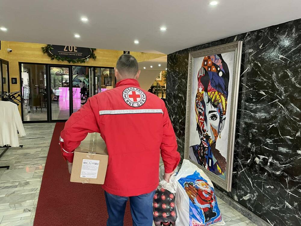 <p>"Danas smo donijeli sve neophodne potrepštine za djecu, od igračaka do banjica za kupanje i sušača, ali i ćebad, posteljine, grijalice, kao i prehrambene prozivode"</p>