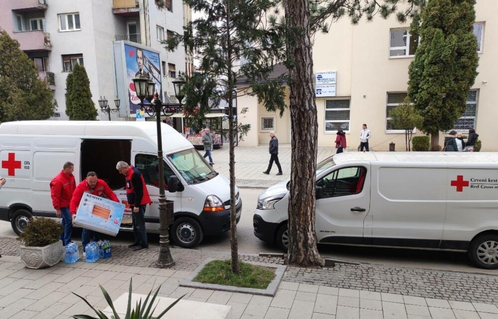 <p>"Danas smo donijeli sve neophodne potrepštine za djecu, od igračaka do banjica za kupanje i sušača, ali i ćebad, posteljine, grijalice, kao i prehrambene prozivode"</p>