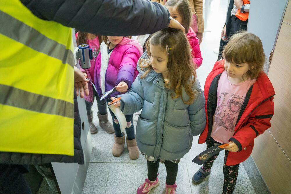 <p>Portparolka ACG Milica Dabanović navela je da je osoblje Aerodroma na kratko preuzelo ulogu nastavnika i vaspitača, dodajući da su djeca, nakon što su prošla potrebne kontrole, izašla na aerodromsku pistu</p>