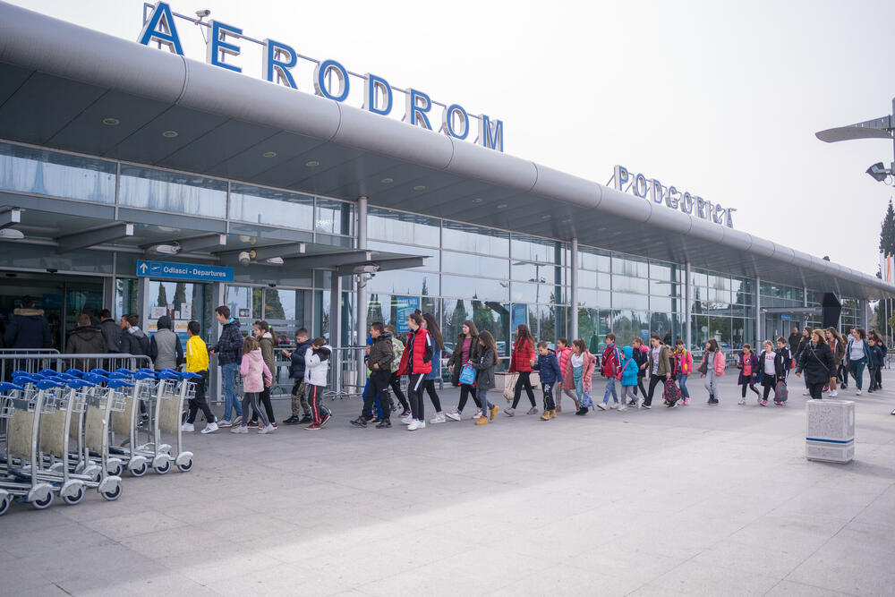 <p>Portparolka ACG Milica Dabanović navela je da je osoblje Aerodroma na kratko preuzelo ulogu nastavnika i vaspitača, dodajući da su djeca, nakon što su prošla potrebne kontrole, izašla na aerodromsku pistu</p>
