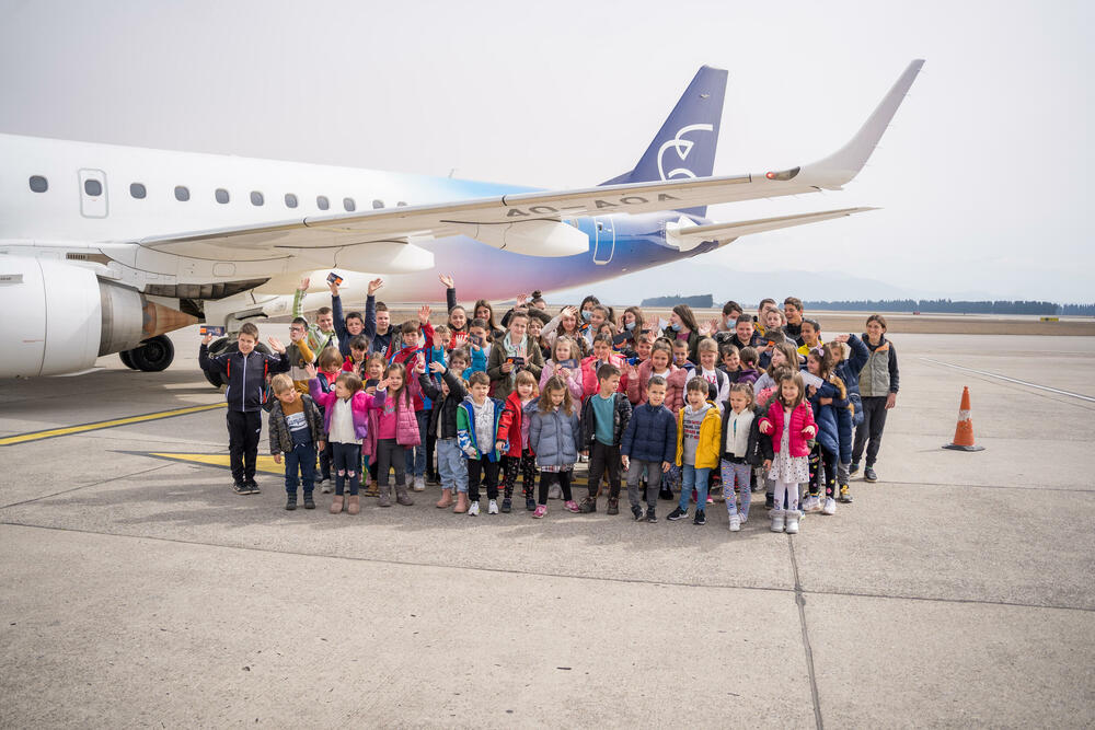 <p>Portparolka ACG Milica Dabanović navela je da je osoblje Aerodroma na kratko preuzelo ulogu nastavnika i vaspitača, dodajući da su djeca, nakon što su prošla potrebne kontrole, izašla na aerodromsku pistu</p>