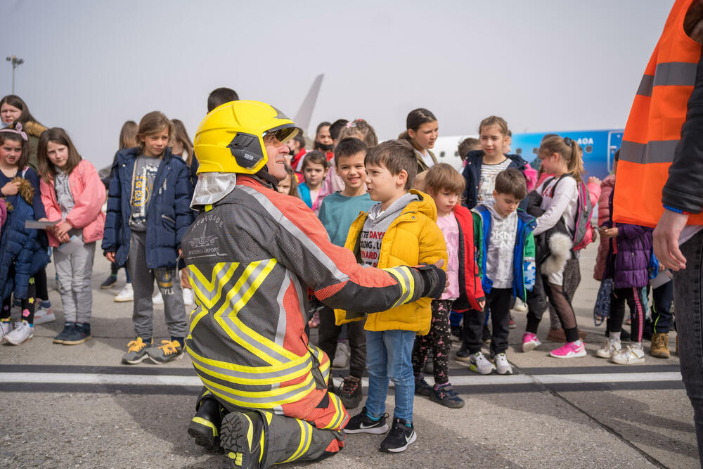 <p>Portparolka ACG Milica Dabanović navela je da je osoblje Aerodroma na kratko preuzelo ulogu nastavnika i vaspitača, dodajući da su djeca, nakon što su prošla potrebne kontrole, izašla na aerodromsku pistu</p>