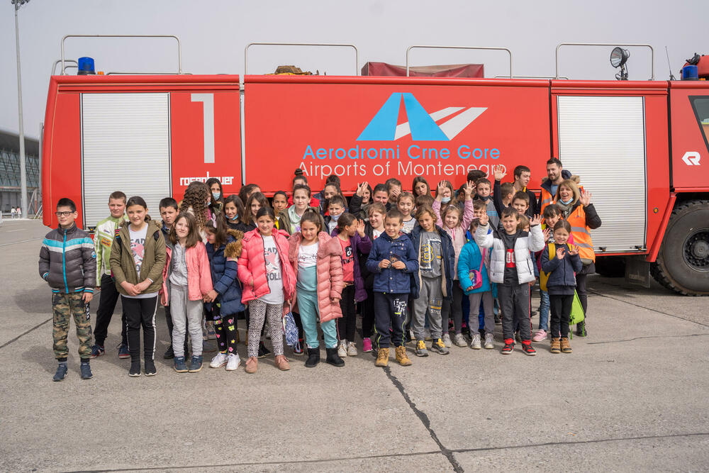 <p>Portparolka ACG Milica Dabanović navela je da je osoblje Aerodroma na kratko preuzelo ulogu nastavnika i vaspitača, dodajući da su djeca, nakon što su prošla potrebne kontrole, izašla na aerodromsku pistu</p>