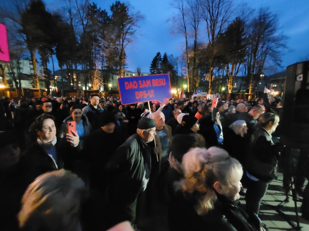 <p>Potesti Demokratske Crne Gore održavaju se pod sloganom "Ustani, odbrani, pobijedi"</p>