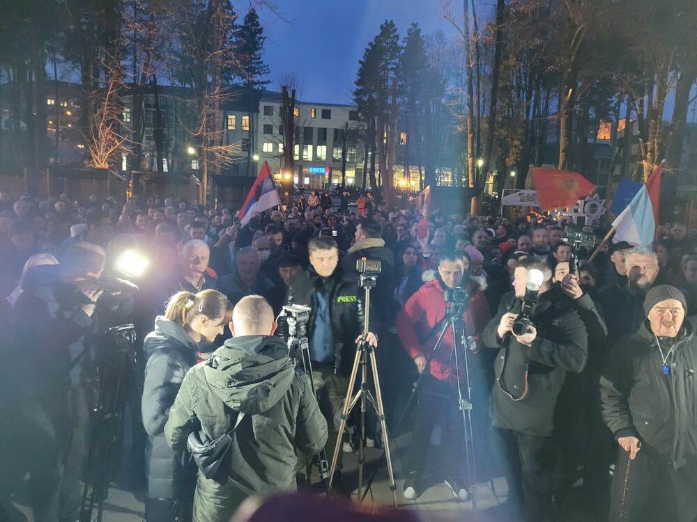 <p>Potesti Demokratske Crne Gore održavaju se pod sloganom "Ustani, odbrani, pobijedi"</p>