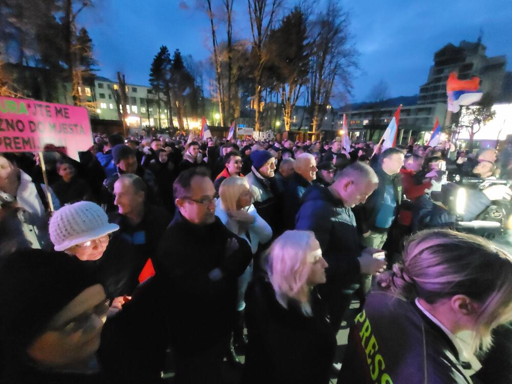 <p>Potesti Demokratske Crne Gore održavaju se pod sloganom "Ustani, odbrani, pobijedi"</p>